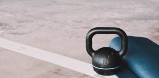 regeneracja, regeneracja po treningu, stretching, rolowanie, trening siłowy