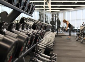trening na siłowni, trening dla początkujących, ćwiczenia, ćwiczenia wielostawowe, ćwiczenia izolowane