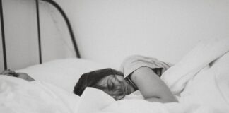 Jeśli powyższe sposoby nie pomagają, można sięgnąć po suplementy poprawiające jakość snu – takie jak ashwagandha, melatonina czy tryptofan.